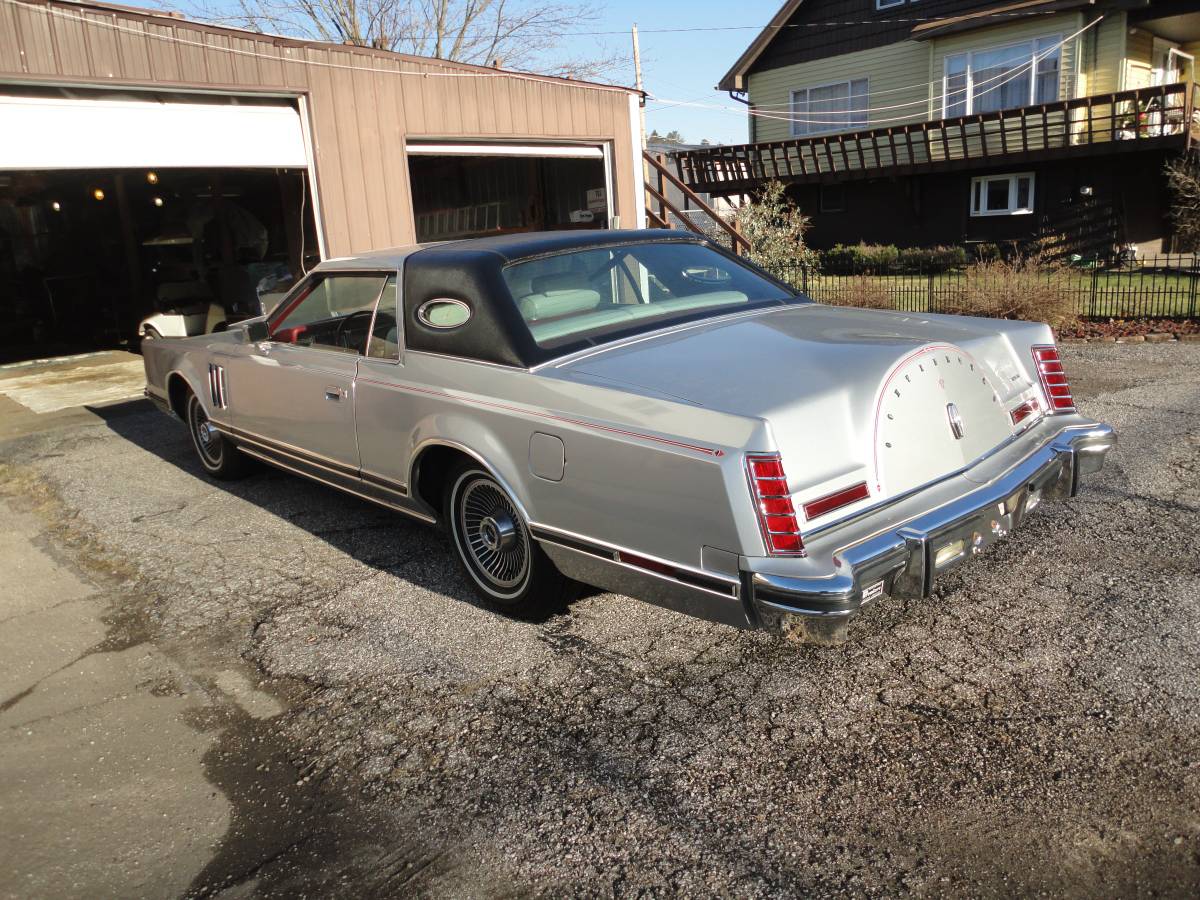 Lincoln-Continental-mark-v-1978-silver-67592-6