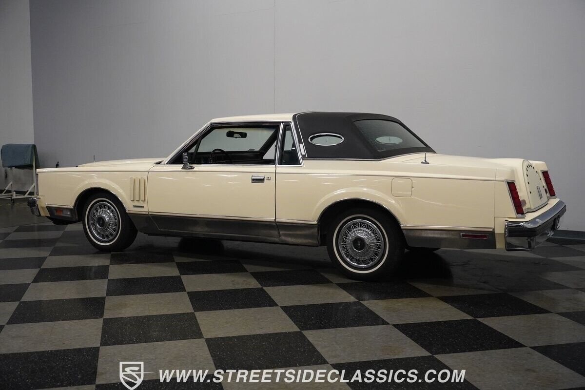 Lincoln-Mark-Series-Coupe-1982-Pastel-French-Vanilla-Blue-17943-10