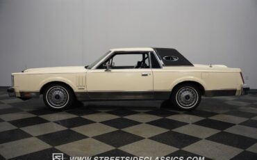 Lincoln-Mark-Series-Coupe-1982-Pastel-French-Vanilla-Blue-17943-2