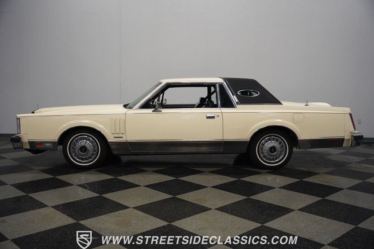 Lincoln-Mark-Series-Coupe-1982-Pastel-French-Vanilla-Blue-17943-2