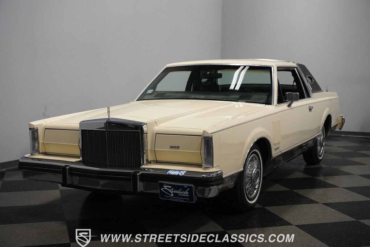 Lincoln-Mark-Series-Coupe-1982-Pastel-French-Vanilla-Blue-17943-6