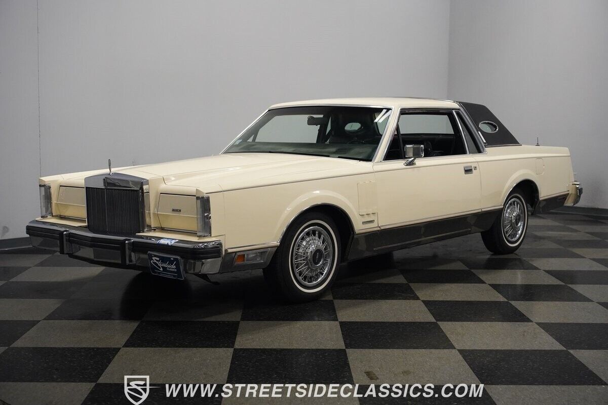 Lincoln-Mark-Series-Coupe-1982-Pastel-French-Vanilla-Blue-17943-7