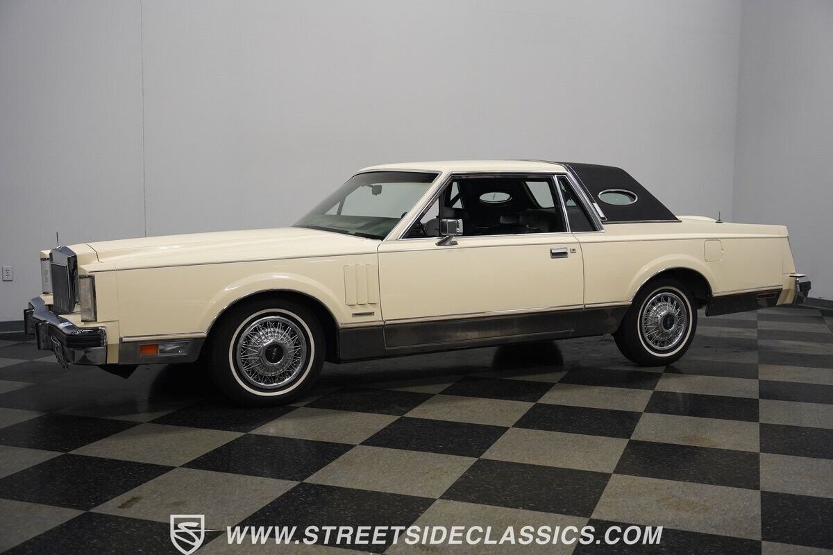 Lincoln-Mark-Series-Coupe-1982-Pastel-French-Vanilla-Blue-17943-8