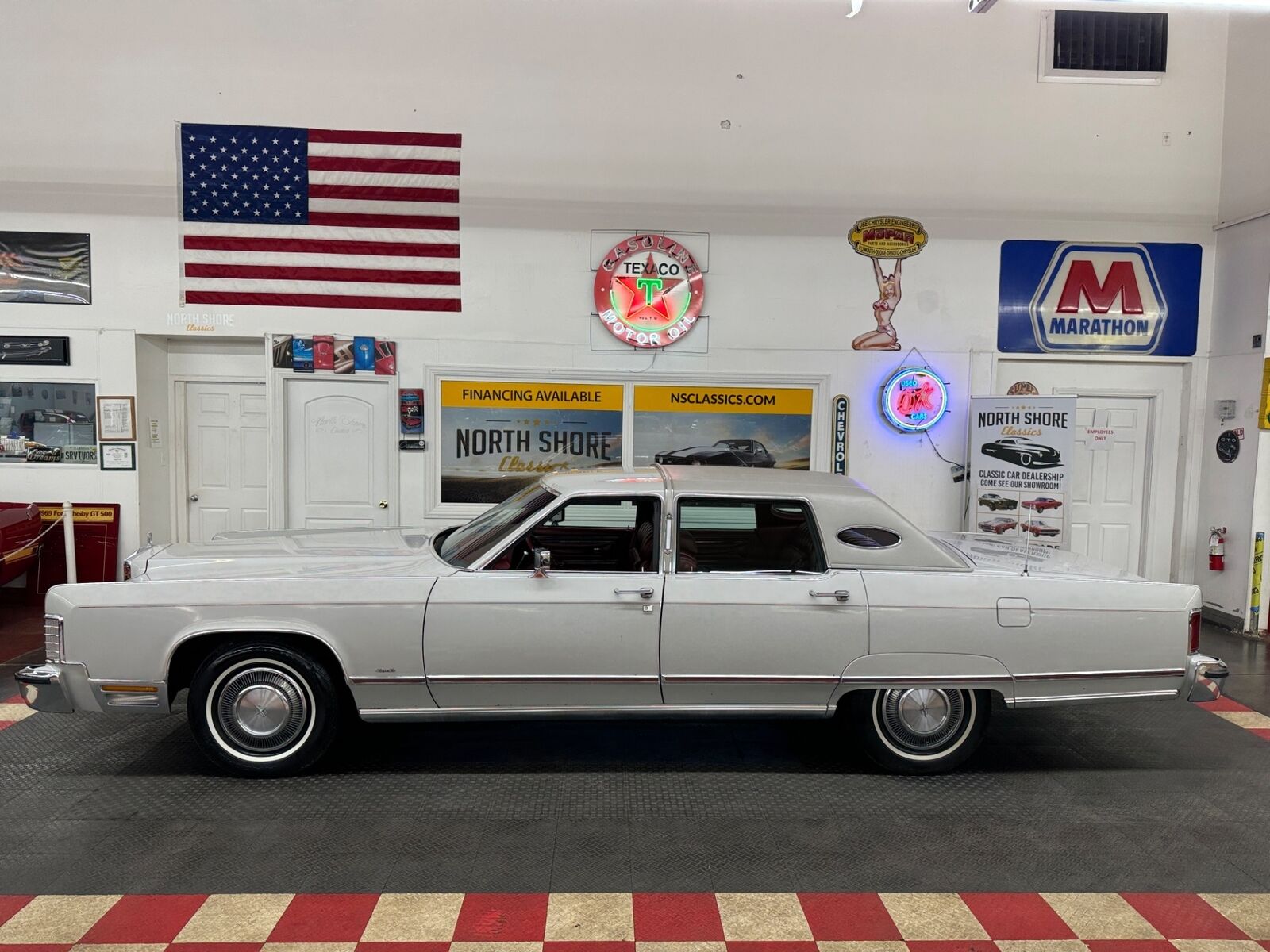 Lincoln-Town-Car-1977-Gray-Red-72514-3