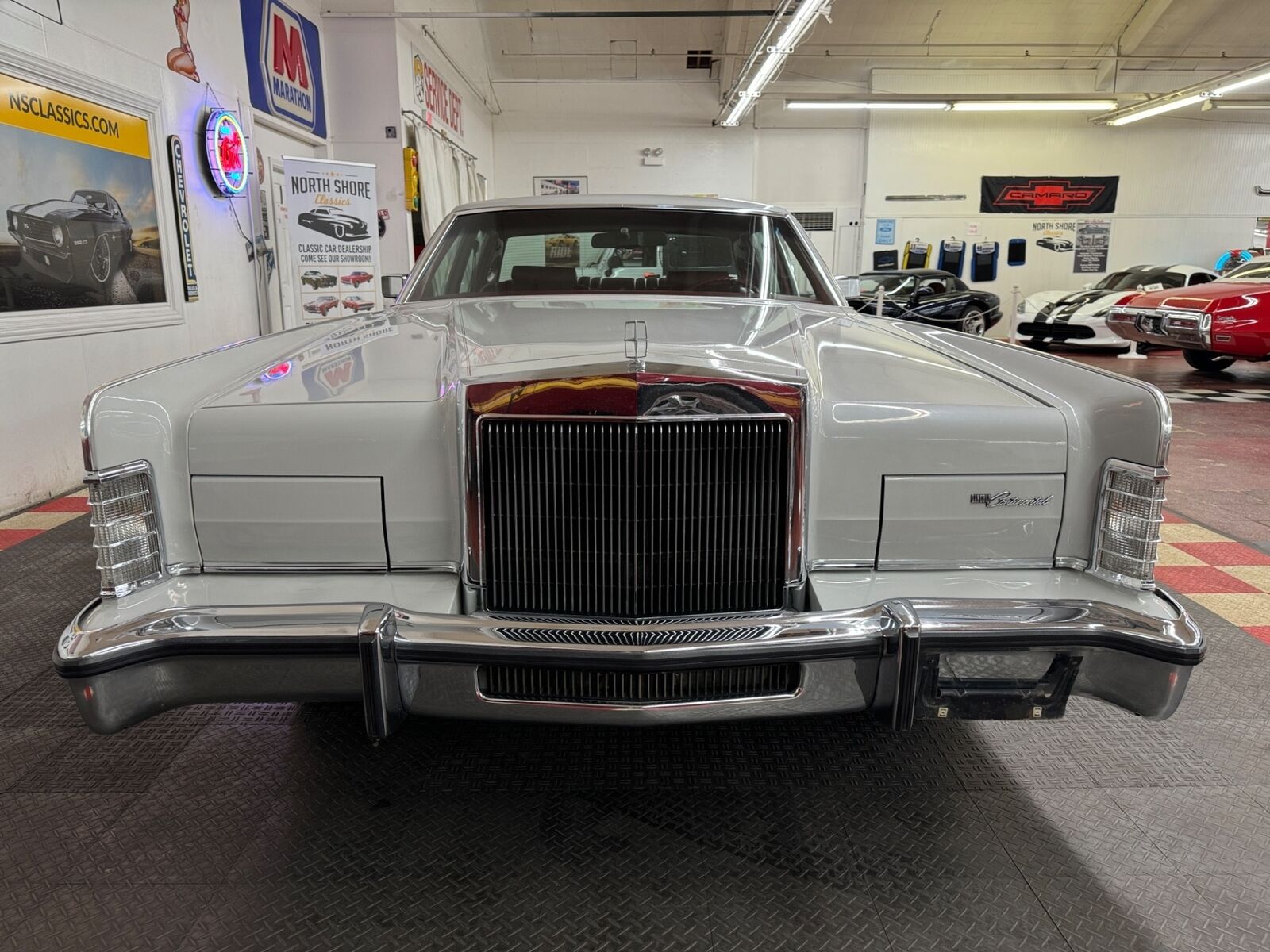 Lincoln-Town-Car-1977-Gray-Red-72514-6