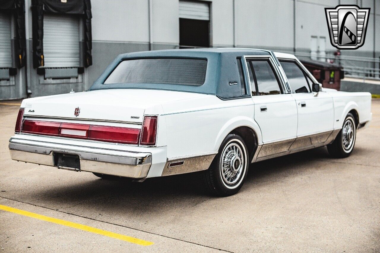 Lincoln-Town-Car-1985-White-Blue-92278-7