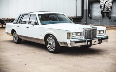 Lincoln-Town-Car-1985-White-Blue-92278-9