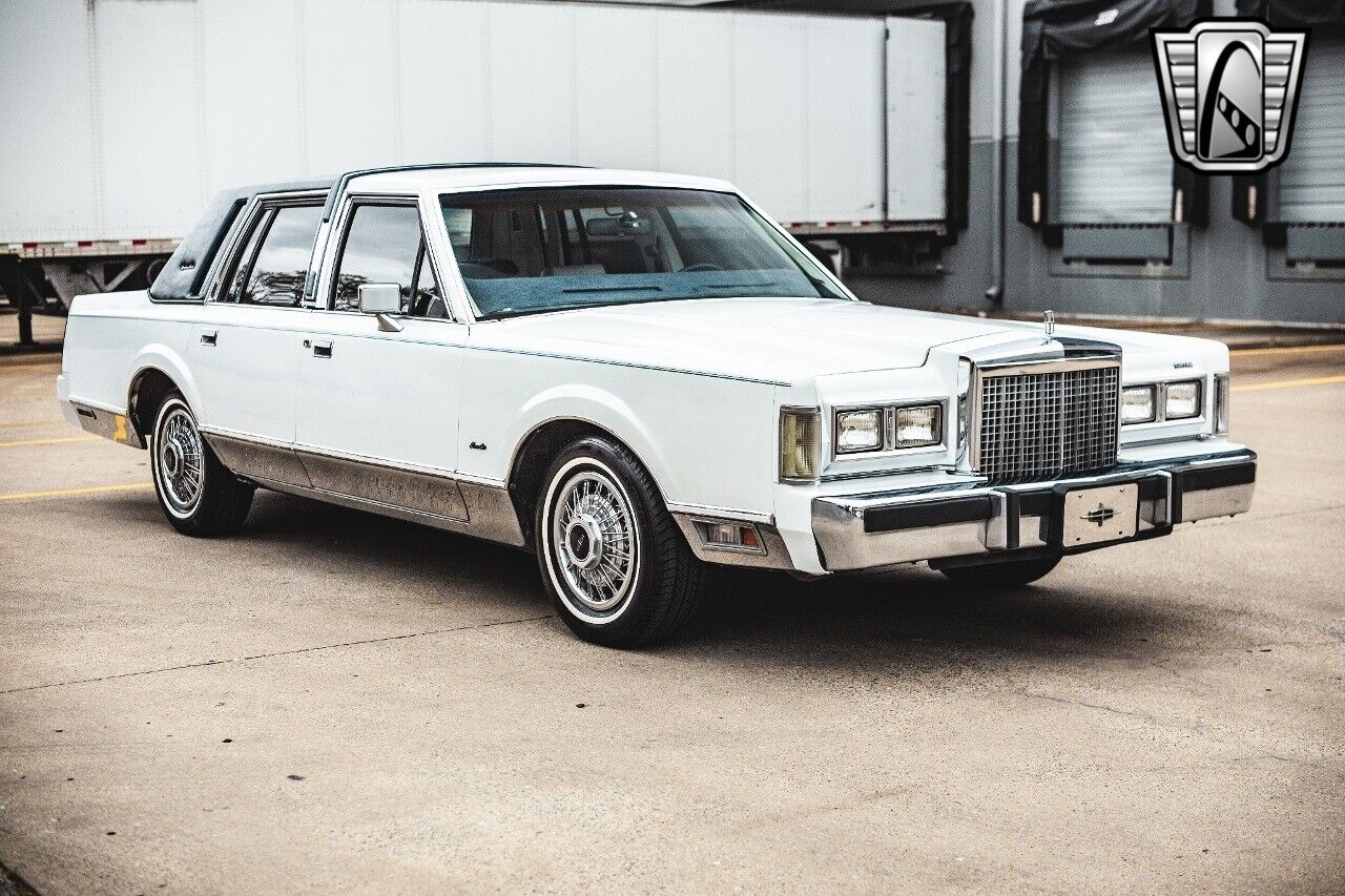 Lincoln-Town-Car-1985-White-Blue-92278-9