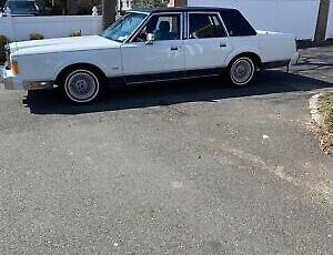 Lincoln-Town-Car-1989-White-151278-1