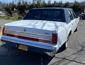 Lincoln-Town-Car-1989-White-151278-2