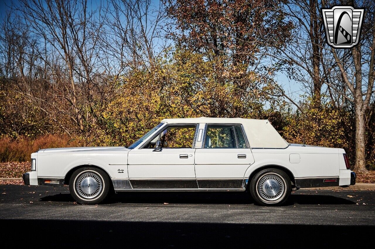 Lincoln-Town-Car-1989-White-White-87976-3