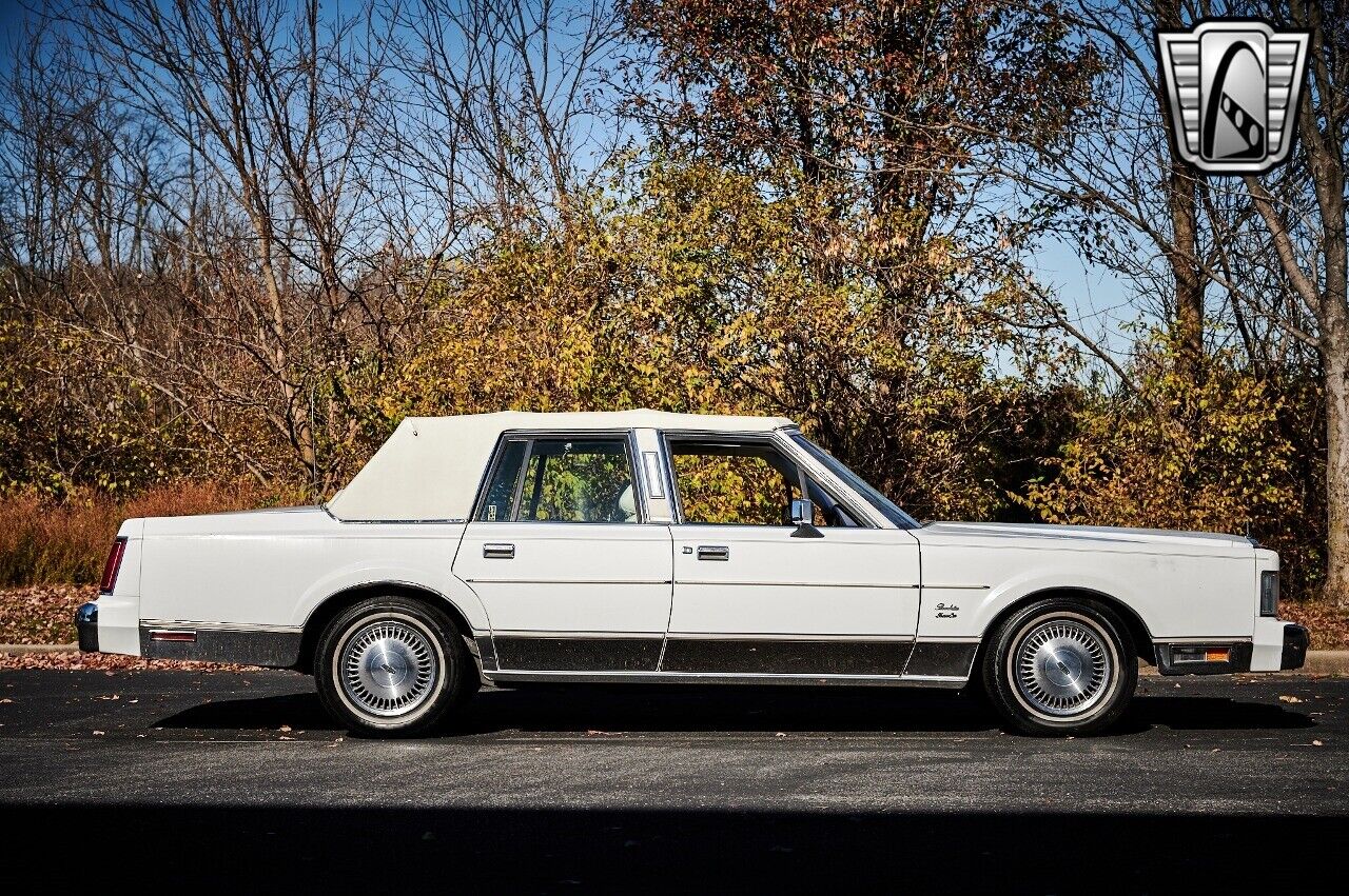 Lincoln-Town-Car-1989-White-White-87976-7