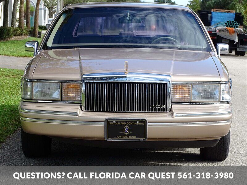 Lincoln-Town-Car-1992-Medium-Mocha-Metallic-Tan-94618-1