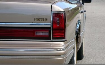 Lincoln-Town-Car-1992-Medium-Mocha-Metallic-Tan-94618-10