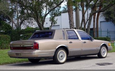 Lincoln-Town-Car-1992-Medium-Mocha-Metallic-Tan-94618-13