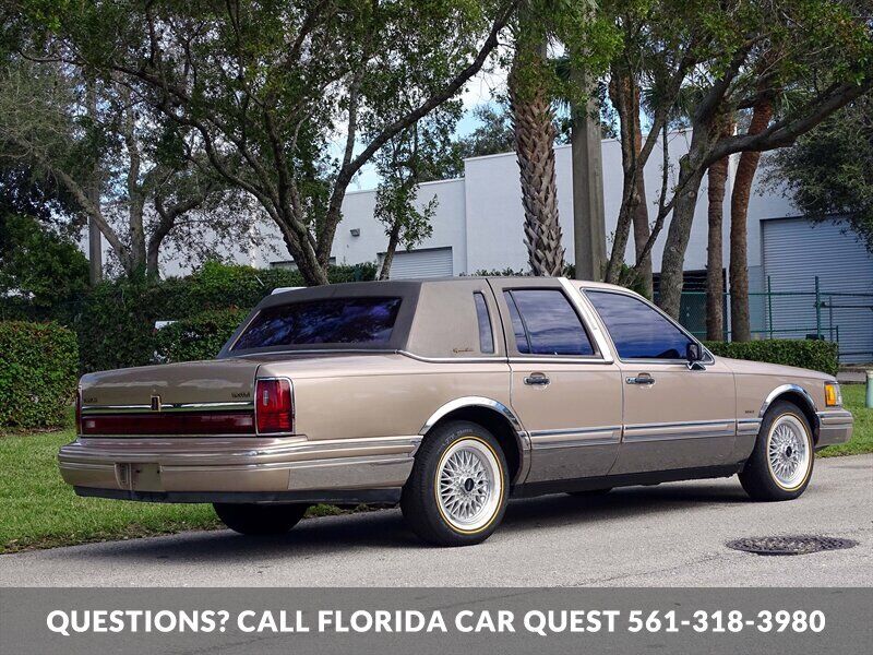 Lincoln-Town-Car-1992-Medium-Mocha-Metallic-Tan-94618-13