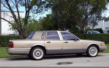 Lincoln-Town-Car-1992-Medium-Mocha-Metallic-Tan-94618-14