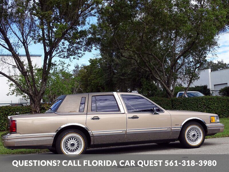 Lincoln-Town-Car-1992-Medium-Mocha-Metallic-Tan-94618-15