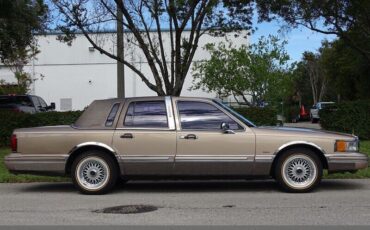 Lincoln-Town-Car-1992-Medium-Mocha-Metallic-Tan-94618-16