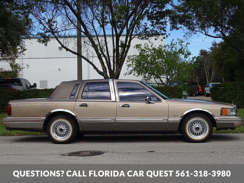 Lincoln-Town-Car-1992-Medium-Mocha-Metallic-Tan-94618-16