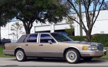 Lincoln-Town-Car-1992-Medium-Mocha-Metallic-Tan-94618-17