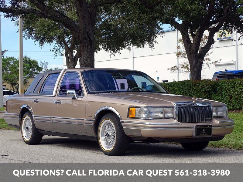 Lincoln-Town-Car-1992-Medium-Mocha-Metallic-Tan-94618-18