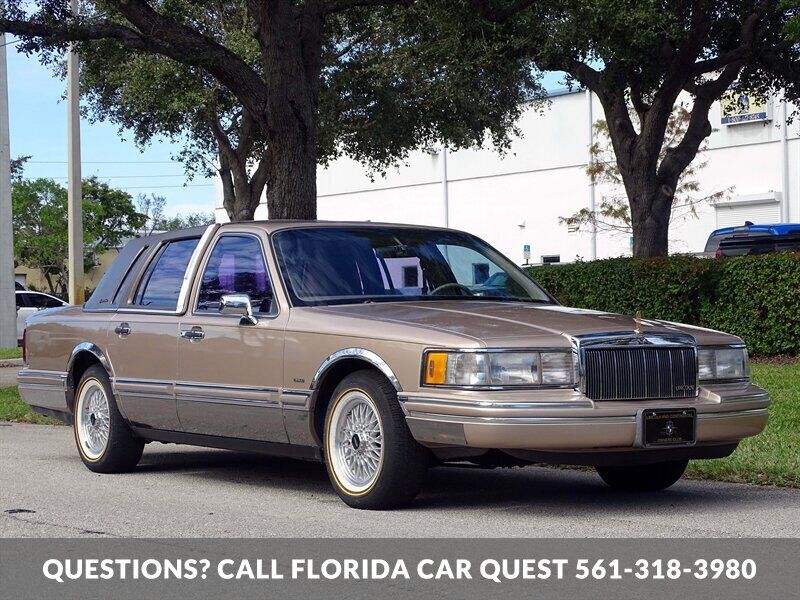 Lincoln-Town-Car-1992-Medium-Mocha-Metallic-Tan-94618-19