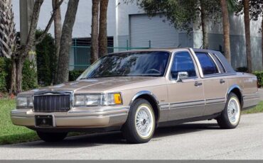 Lincoln-Town-Car-1992-Medium-Mocha-Metallic-Tan-94618-2