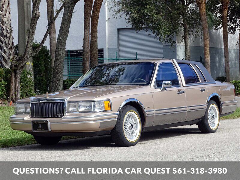 Lincoln-Town-Car-1992-Medium-Mocha-Metallic-Tan-94618-2