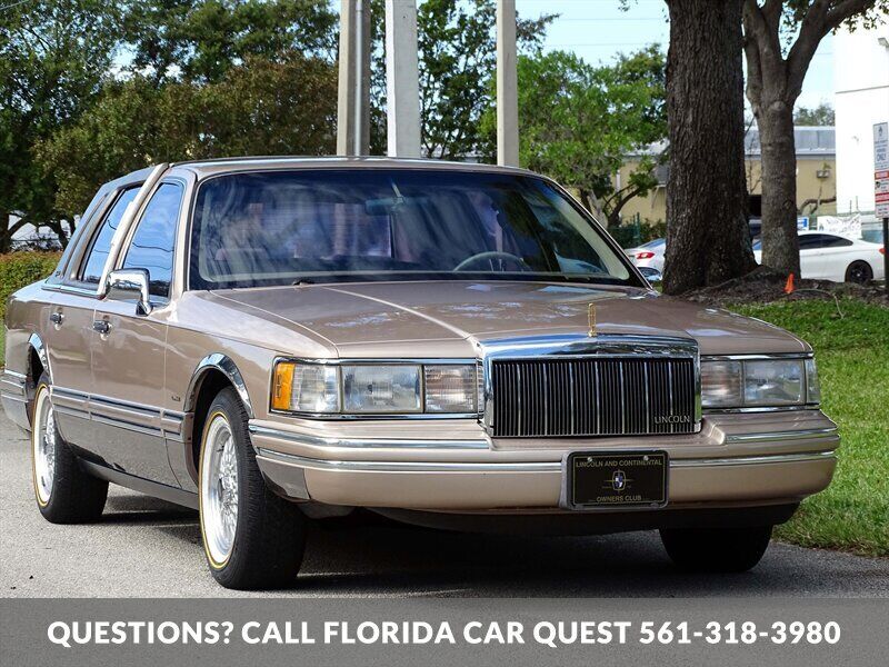 Lincoln-Town-Car-1992-Medium-Mocha-Metallic-Tan-94618-20