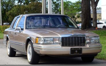 Lincoln-Town-Car-1992-Medium-Mocha-Metallic-Tan-94618-21