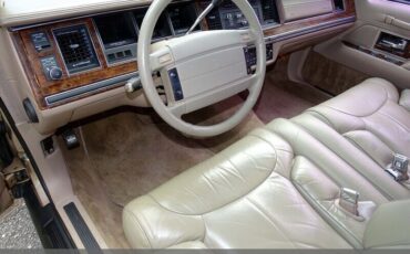 Lincoln-Town-Car-1992-Medium-Mocha-Metallic-Tan-94618-26