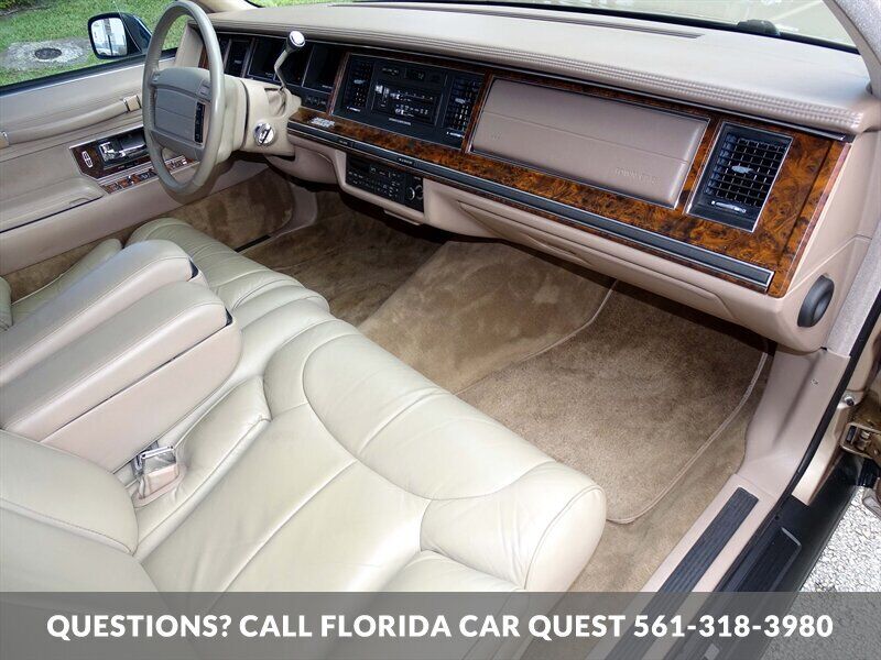 Lincoln-Town-Car-1992-Medium-Mocha-Metallic-Tan-94618-28