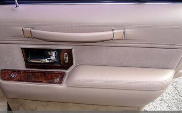 Lincoln-Town-Car-1992-Medium-Mocha-Metallic-Tan-94618-36