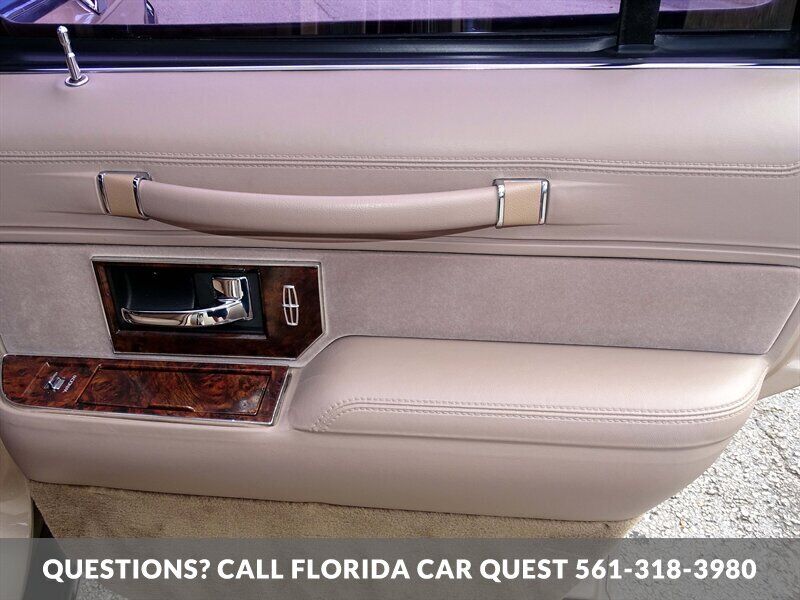 Lincoln-Town-Car-1992-Medium-Mocha-Metallic-Tan-94618-36