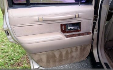 Lincoln-Town-Car-1992-Medium-Mocha-Metallic-Tan-94618-37