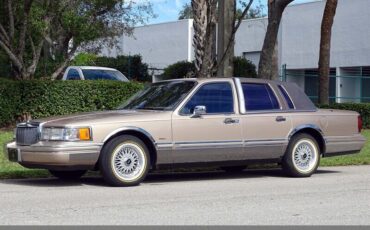 Lincoln-Town-Car-1992-Medium-Mocha-Metallic-Tan-94618-4