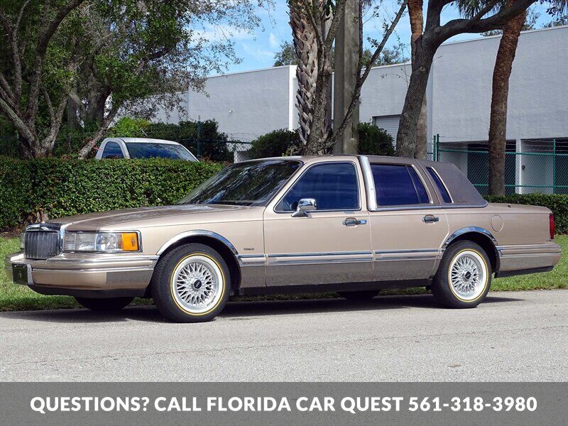 Lincoln-Town-Car-1992-Medium-Mocha-Metallic-Tan-94618-4