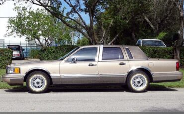 Lincoln-Town-Car-1992-Medium-Mocha-Metallic-Tan-94618-5