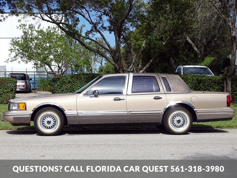 Lincoln-Town-Car-1992-Medium-Mocha-Metallic-Tan-94618-5