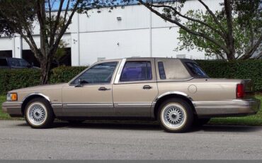 Lincoln-Town-Car-1992-Medium-Mocha-Metallic-Tan-94618-6