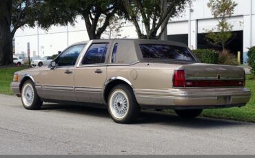 Lincoln-Town-Car-1992-Medium-Mocha-Metallic-Tan-94618-7