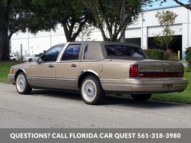 Lincoln-Town-Car-1992-Medium-Mocha-Metallic-Tan-94618-7