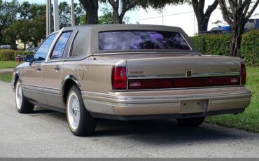 Lincoln-Town-Car-1992-Medium-Mocha-Metallic-Tan-94618-8