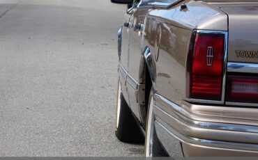 Lincoln-Town-Car-1992-Medium-Mocha-Metallic-Tan-94618-9