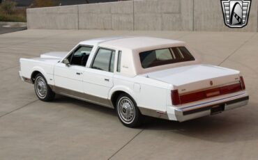 Lincoln-Town-Car-Berline-1985-White-Blue-63902-10