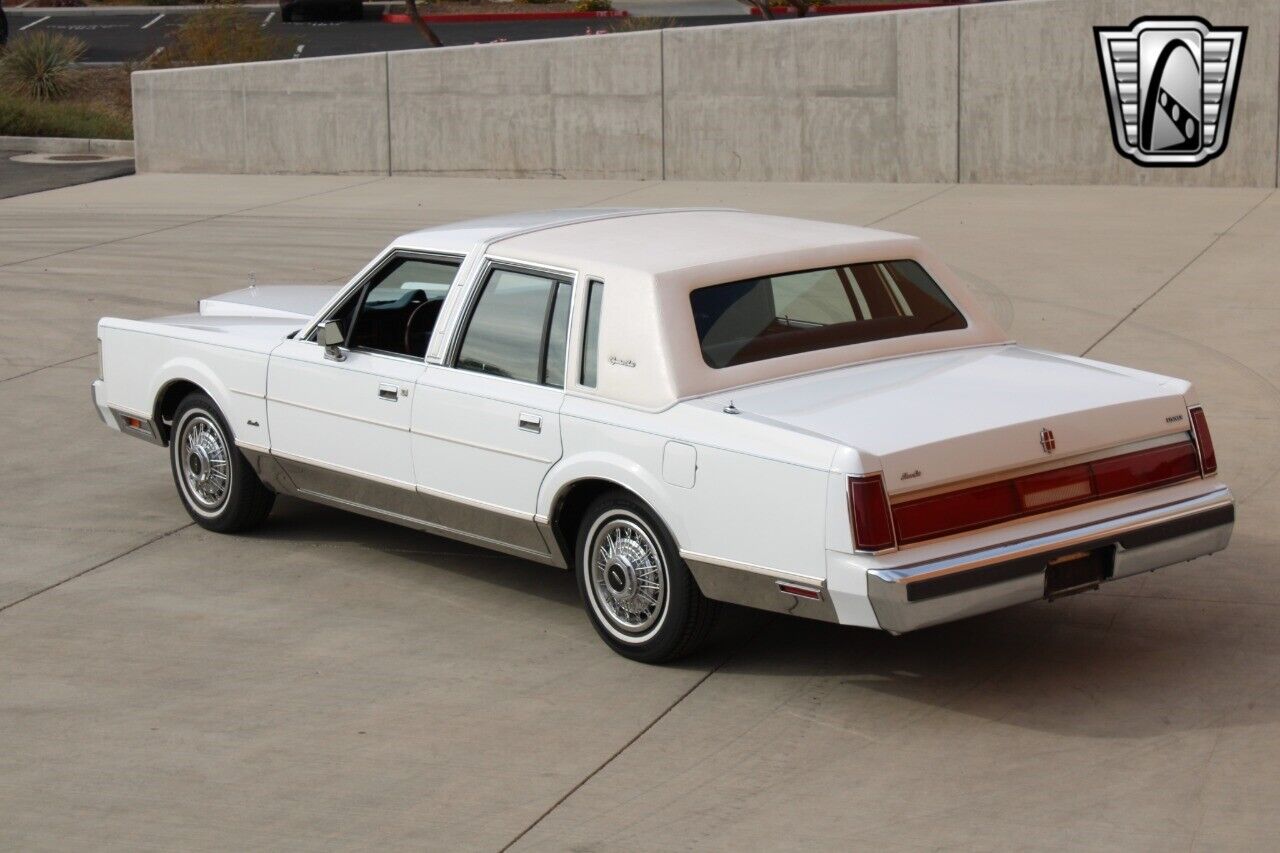 Lincoln-Town-Car-Berline-1985-White-Blue-63902-10