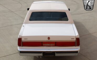 Lincoln-Town-Car-Berline-1985-White-Blue-63902-11