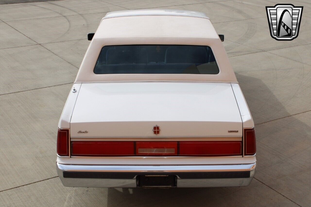 Lincoln-Town-Car-Berline-1985-White-Blue-63902-11