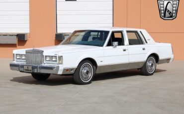 Lincoln-Town-Car-Berline-1985-White-Blue-63902-2